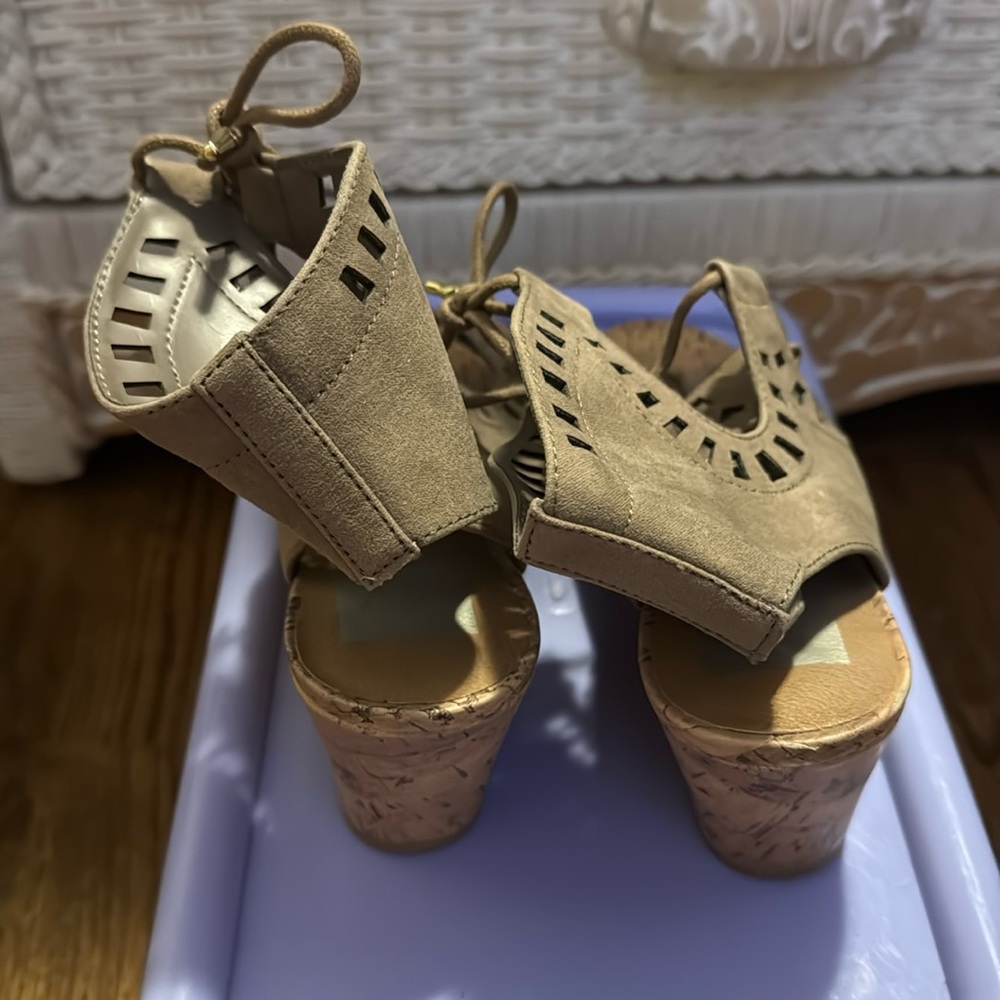 DV by Dolce Vita Gladiator Faux Suede Tan Wedge Sandals Size 8 - Picture 4 of 13